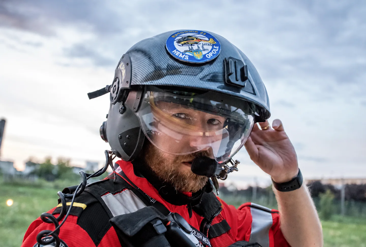 Mateusz Rak, twórca RESCUE-MED, w stroju ratownika medycznego i hełmie lotniczym